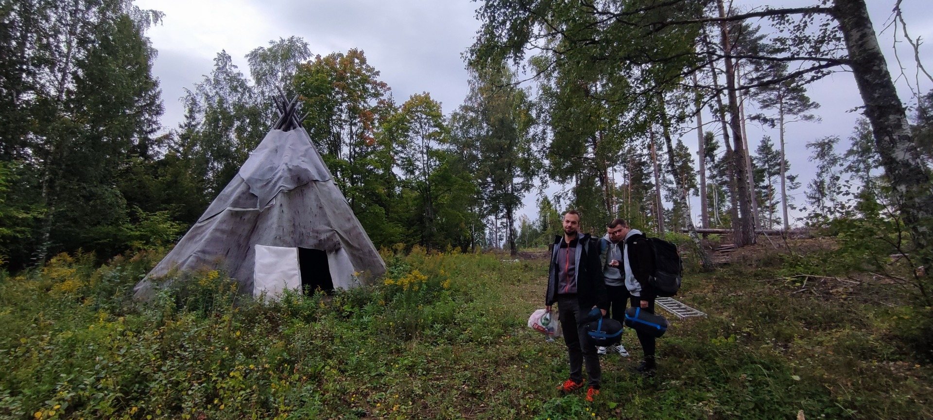 První spaní v Norsku - přepychové teepee někde v lesa