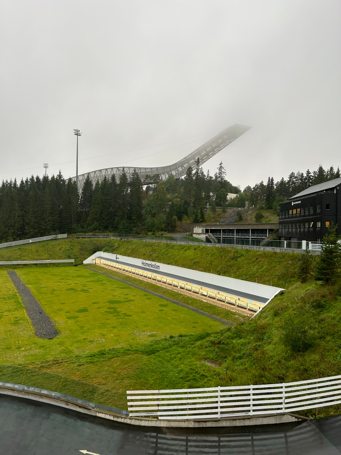 Střelnice a mamut lehce v mlze 