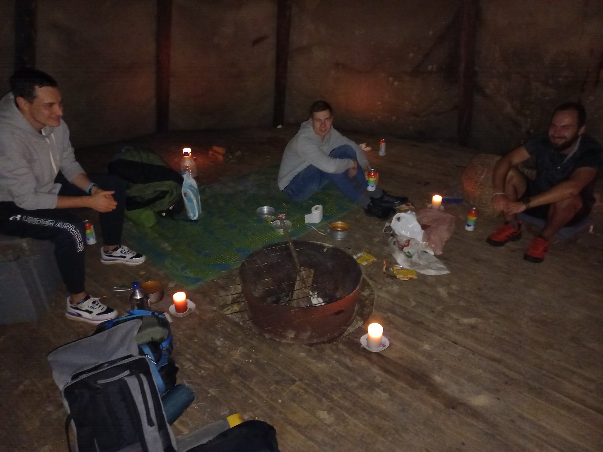 Čeští indiánci popíjecí místní pivko někde u Osla