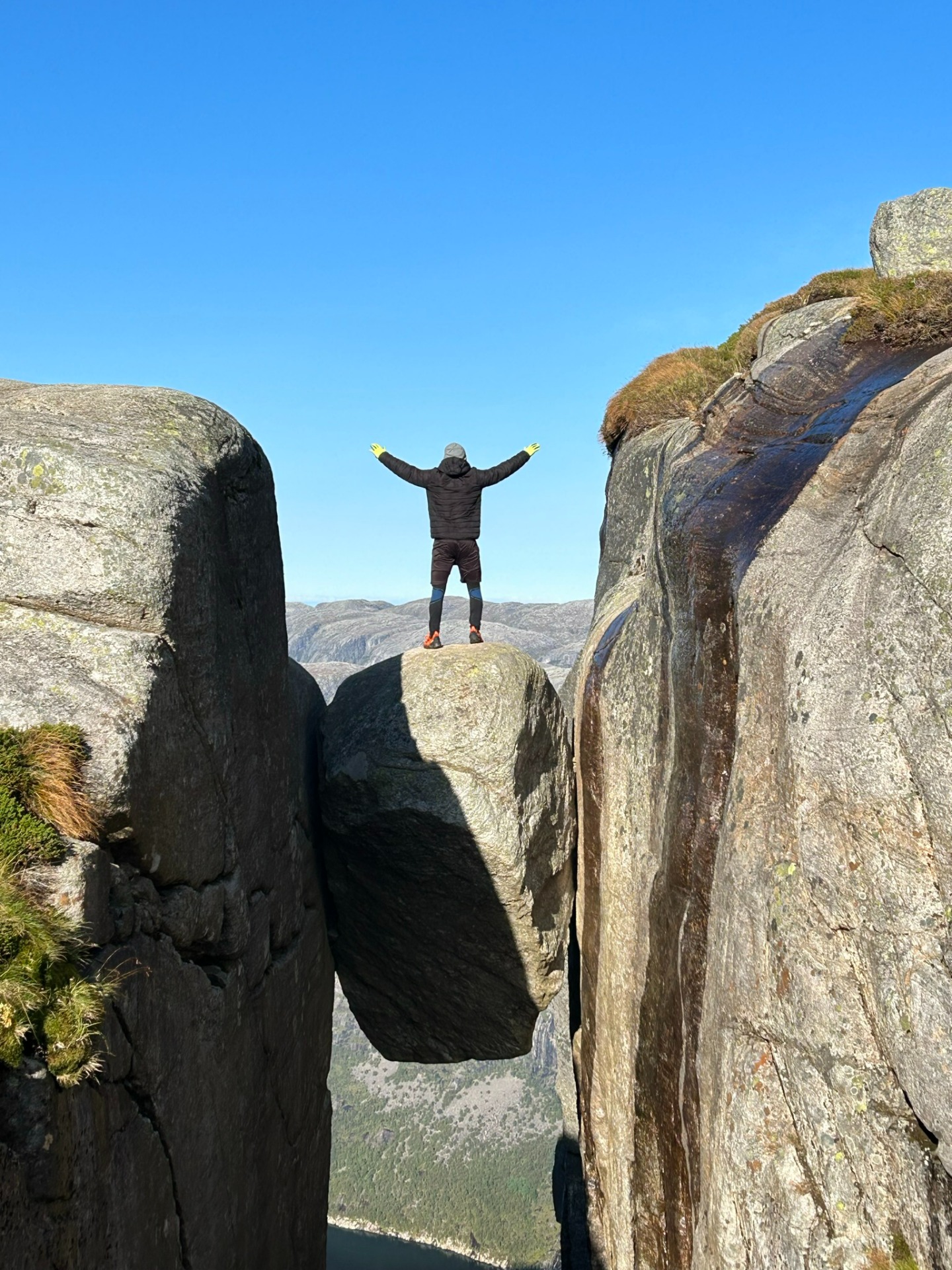 Člověk si tam přijde jako vítěz... Ale dolů je to celkem výška a zábradlí žádný, takže bacha :)