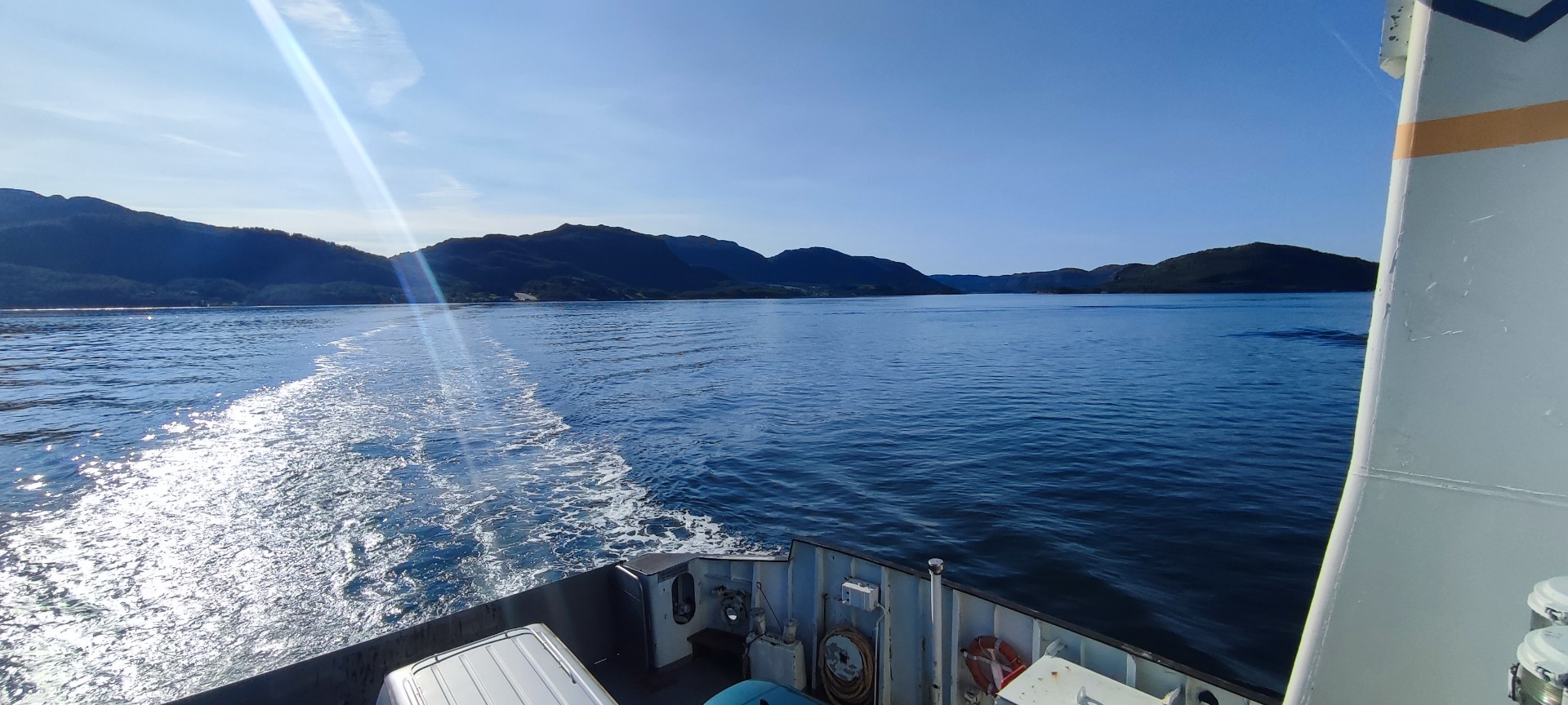 Takto vypadají malé trajekty, které přepravují lodě a lidi přes fjordy a jezera