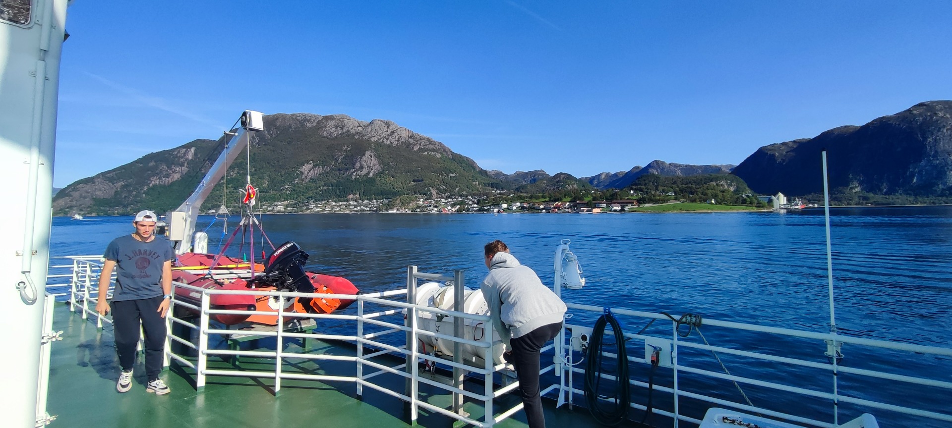 Pánové Kosič (šedá mikina) a Kuba