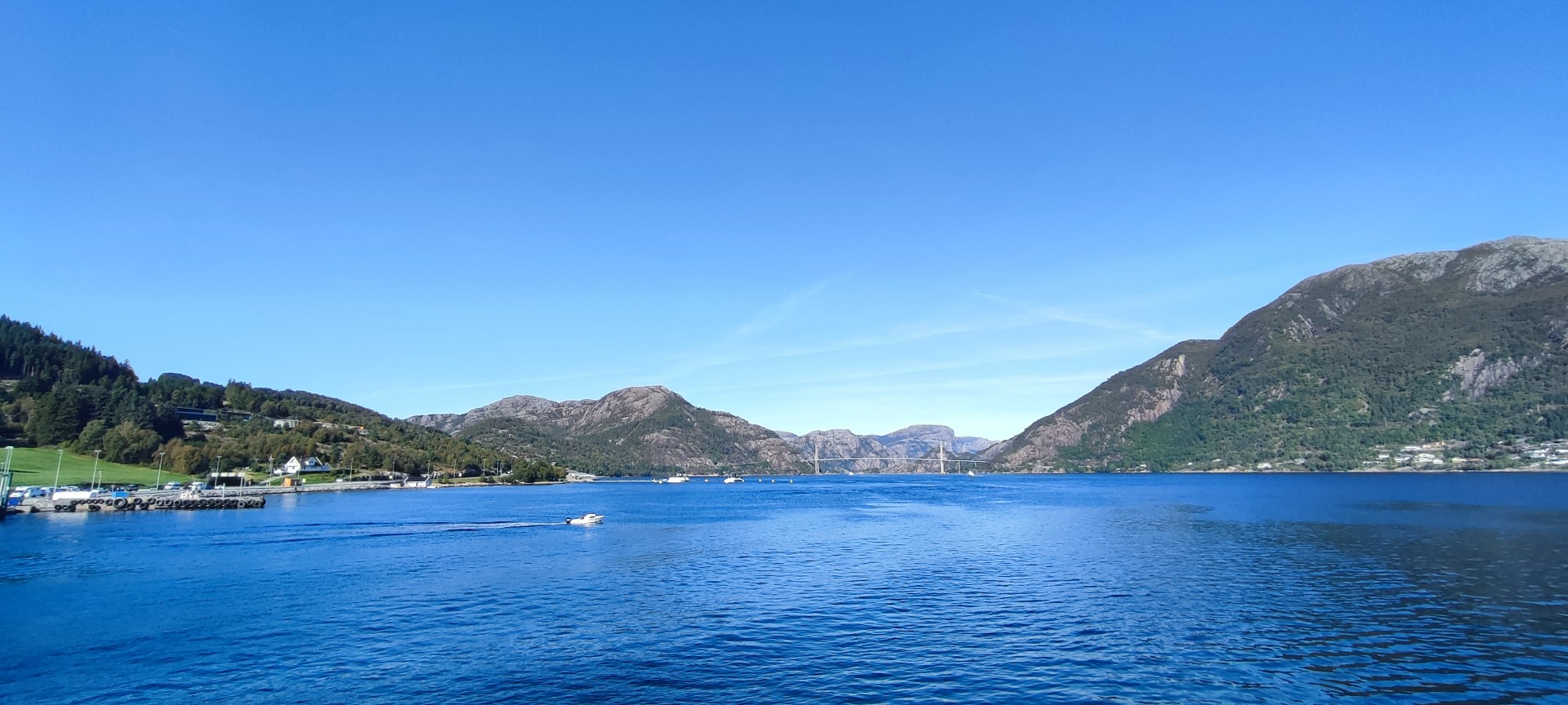 Pohled z hladiny mořské vody... fjordu